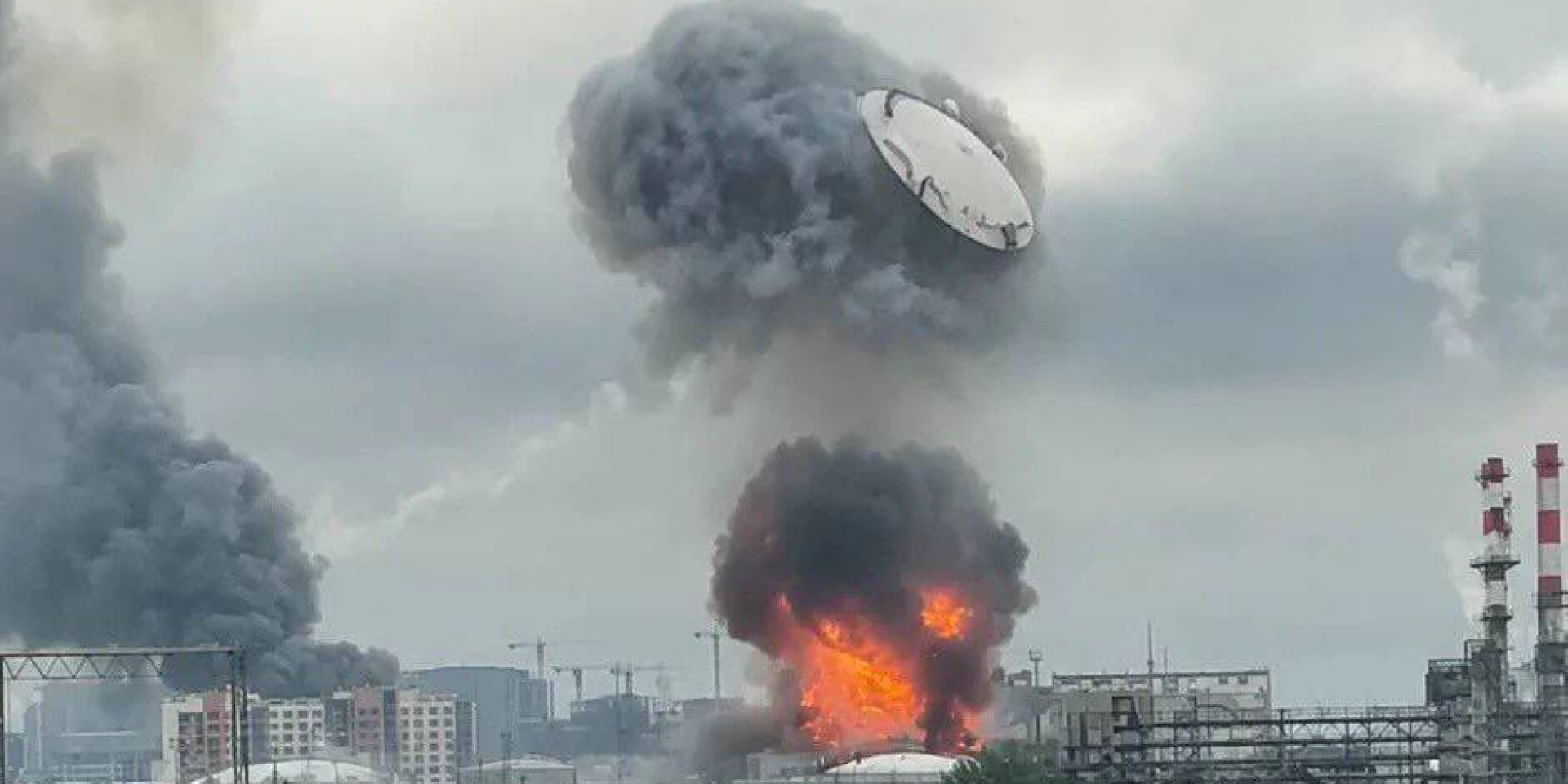 One of the explosions at the Moscow Oil Refinery may have been caused by Russian air defenses (Photo: Exilenova + /Telegram)